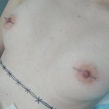 Jovem russa com peitos pequenos fazendo piercing nos mamilos snapshot 2