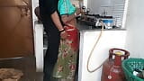 Huisvrouw die in de keuken schoonmaakt, mist de pik en neemt de pik van de buurman en wordt geneukt snapshot 3