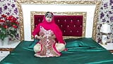 Красива індійська сексуальна наречена займається сексом з ділдо у весільній сукні snapshot 3