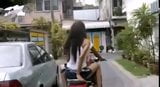 Ragazze sexy che girano per le strade di Bangkok in scooter snapshot 9