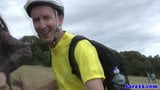 Britische Reife in Strümpfen holt Radfahrer zum Ficken ab snapshot 1