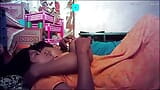 Indická vesnická žena v domácnosti romanticky líbá a hraje si se svými prsy snapshot 12