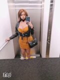 Tranny in de lift die haar naakte lichaam ziet snapshot 4