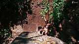 Una coppia arrapata scopa apertamente all'aperto nella foresta indiana snapshot 10