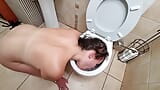 Vuile hoer pist en likt de binnenkant van toilet, toilet wervelt snapshot 9