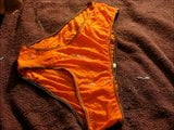 Panty cum - mutandine arancioni del vicino snapshot 10