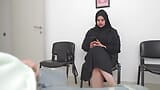Hijab-Frau hat mich beim Wichsen im Wartezimmer eines Krankenhauses erwischt. snapshot 3