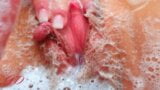 Nasse Spiele in der Badewanne 3 - Pussy und Schaum snapshot 6