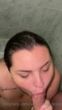 Juanita zuigt weer aan een lul onder de douche snapshot 2