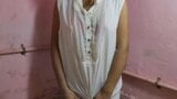 Devar kurwa bhabhi w łazience podczas sikania - film wideo Full HD snapshot 2