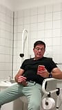 Szarpanie się w publicznej toalecie w budynku medycznym. Unedited snapshot 9