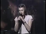 Milla Jovovich (sem sutiã) cantando snapshot 2