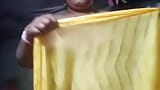 India chica en sari amarillo con blusa abierta habla sucio, juega con sus tetas y los dedos ella misma snapshot 14