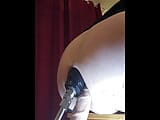Dua dildo dalam gerakan yang berbeda dalam satu pantat dengan satu mesin seks snapshot 1