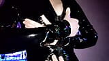 Meisje in strakke vinyl catsuit houdt van lul en sperma snapshot 2