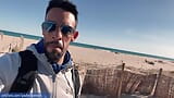 Người đàn ông Latinh gợi cảm khỏa thân trên bãi biển công cộng snapshot 1