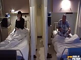 Une Brune Japonaise joue avec un mec à l’hôpital avant de chevaucher un gros jouet snapshot 3