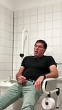 Zich aftrekken in een openbaar toilet in het medische gebouw. Onbewerkte snapshot 14