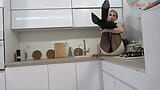 Hippie-blondine in der küche reibt ihre strumpfhosen-muschi snapshot 5
