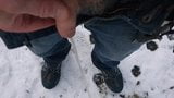 Pisse dans la neige snapshot 6