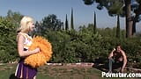 Schattige cheerleader bondgenoot Ann neukt in de achtertuin snapshot 1
