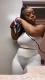 Une black en lycra blanc - cameltoe et seins snapshot 7