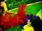 İç çamaşırlı iki sarışın psychedelic striptizci dışarıda kirli bir üstsüz dans ediyor snapshot 6