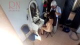 Camera in naakte kapperszaak. Kapper laat dame uitkleden om haar haar te knippen. kapper, nudisme. nok 21 snapshot 11