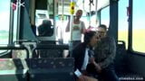 Babes sexy dans un bus public snapshot 13