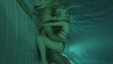 情侣在游泳池里玩 snapshot 5