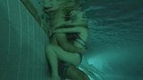 Casal na piscina snapshot 5