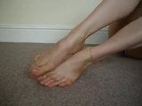 Милфа показывает свои длинные сексуальные ступни и сочные пальцы ног snapshot 6