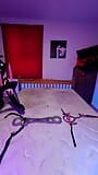 Sissy-zimmermädchen Selbst-bondage am handgelenk, knöchel steifer spreizer snapshot 1