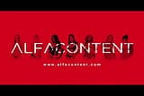 Daphne Rosen, MILF blonde sexy, fait plaisir à deux bites noires dans le salon snapshot 1