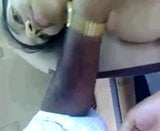 Le tette della giovane moglie tamil vengono succhiate in macchina snapshot 7