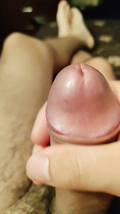 Mladý latino potěší svůj penis gif