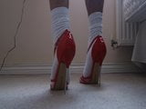 รองเท้าส้นสูงสีแดงใหม่มีสายควยไขว้ snapshot 3