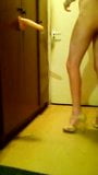 Sissy nuda con gambe lunghe e sottili con i tacchi snapshot 4