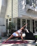 Kate Beckinsale açık havada yoga yapıyor snapshot 5