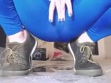 Pantalon bleu et squirt sexy. Jeu fétiche devant la caméra snapshot 8