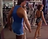 Dos chicas alemanas en forma se complacen antes de compartir una polla gruesa en el gimnasio snapshot 3