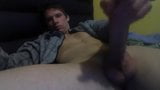 Ragazzo muscoloso dotato che gioca in cam e viene snapshot 8