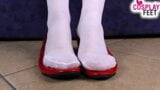 Seksowna pielęgniarka w białych pończochach dokucza stopami i palcami u nóg snapshot 4