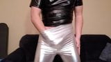 Spandex jongen die zich aftrekt in een zilveren legging snapshot 14