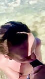 Емілі Роуз і Джеймс - неслухняна Емілі смокче великий чорний член Джеймса на ямайському пляжі близько до камери snapshot 2
