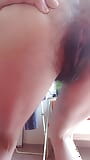 Harige milf oefent poses om haar grote zwarte lul partner te verleiden. harige lul close-up. snapshot 5