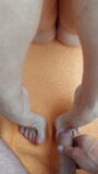 Selena'nın küçük doğal ayaklarına boşalma snapshot 5