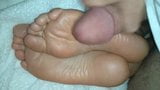 Amateur wife gets a jizzy surprise on her fantastic feet whi snapshot 3