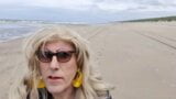 Mevrouw Samantha gaat een strandwandeling maken snapshot 7