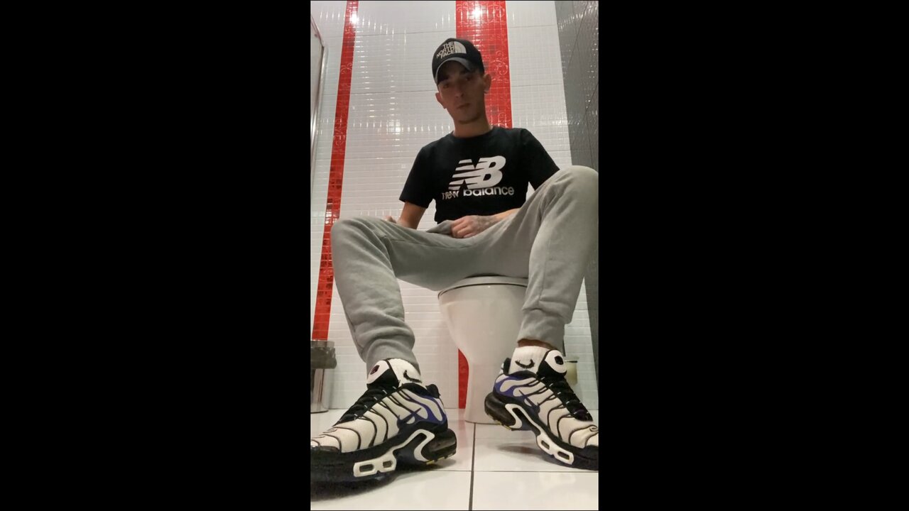 화장실에서 자위하는 남자 | xHamster